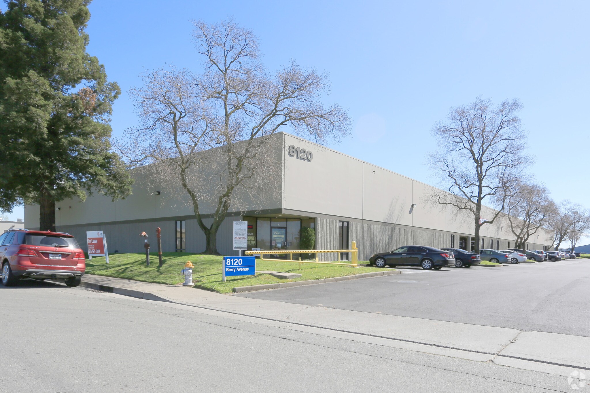 8120 Berry Ave, Sacramento, CA à louer Photo principale– Image 1 sur 4