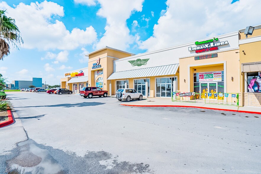 3513 N Closner Blvd, Edinburg, TX à louer - Photo de l’immeuble – Image 2 sur 6