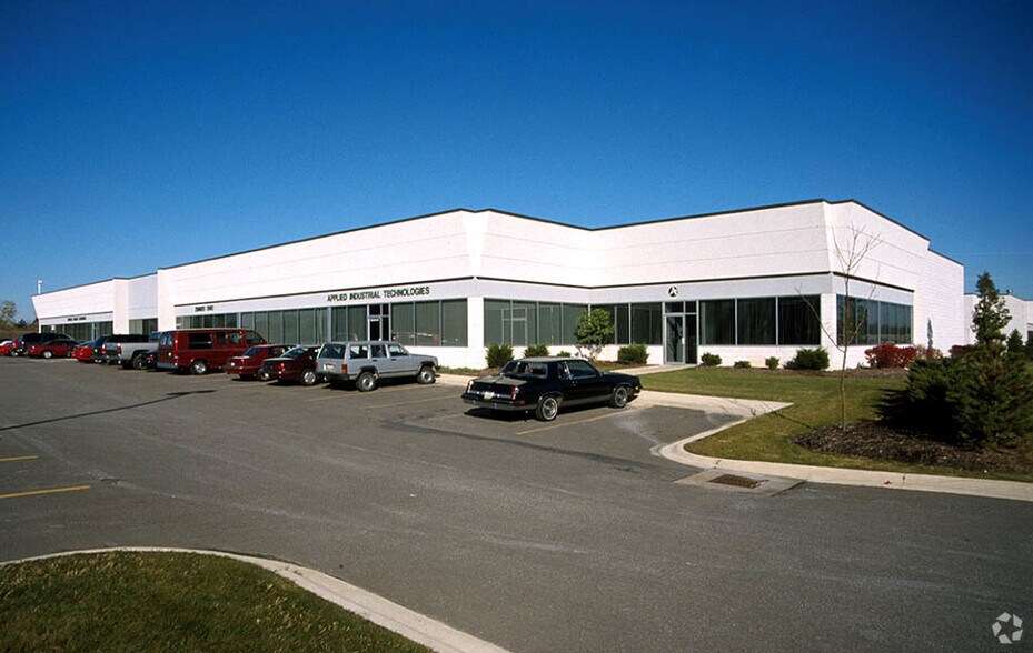 7670 First Pl, Oakwood Village, OH à louer - Photo de l’immeuble – Image 3 sur 7