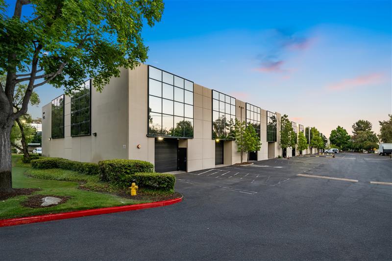 2530 E Corporate Pl, Monterey Park, CA à louer - Photo de l’immeuble – Image 1 sur 8