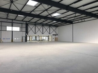 Plus de détails pour 51 Rue Du Commandant Rolland, Le Bourget - Bureau, Local d'activités à louer