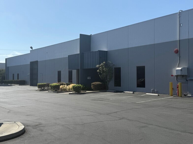 129-137 E Selandia Ln, Carson, CA à louer - Photo de l’immeuble – Image 1 sur 1