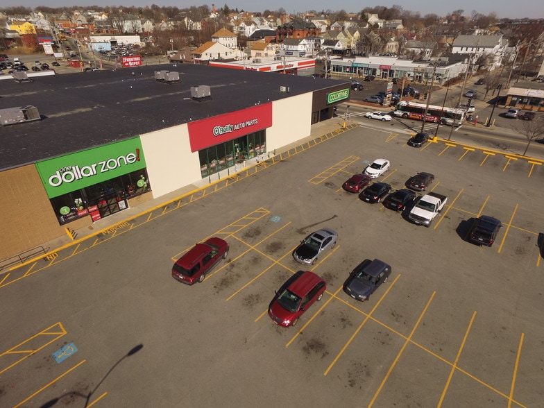 80 Manton Ave, Providence, RI à louer - Photo principale – Image 1 sur 13