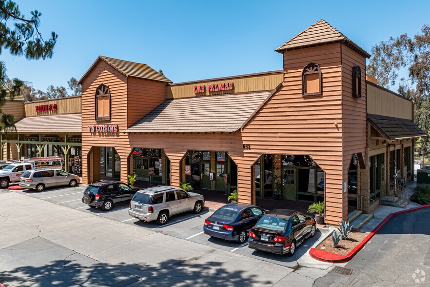 552-670 W Arrow Hwy, San Dimas, CA à louer - Photo de l’immeuble – Image 2 sur 6