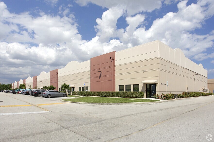 35 SW 12th Ave, Dania Beach, FL à vendre - Photo de l’immeuble – Image 2 sur 26