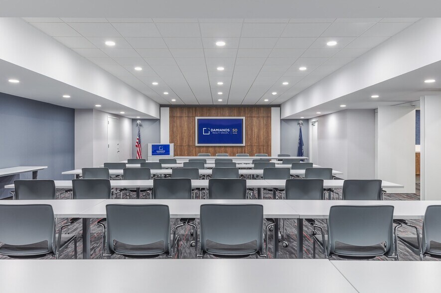 50 Charles Lindbergh Blvd, Uniondale, NY à louer - Photo intérieure – Image 3 sur 5