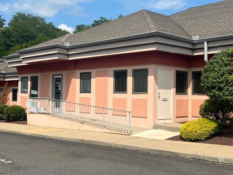 501 Iron Bridge Rd, Freehold, NJ à vendre - Photo de l’immeuble – Image 2 sur 4