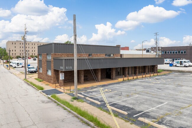 Plus de détails pour 111 W Lincoln St, Belleville, IL - Bureau à vendre