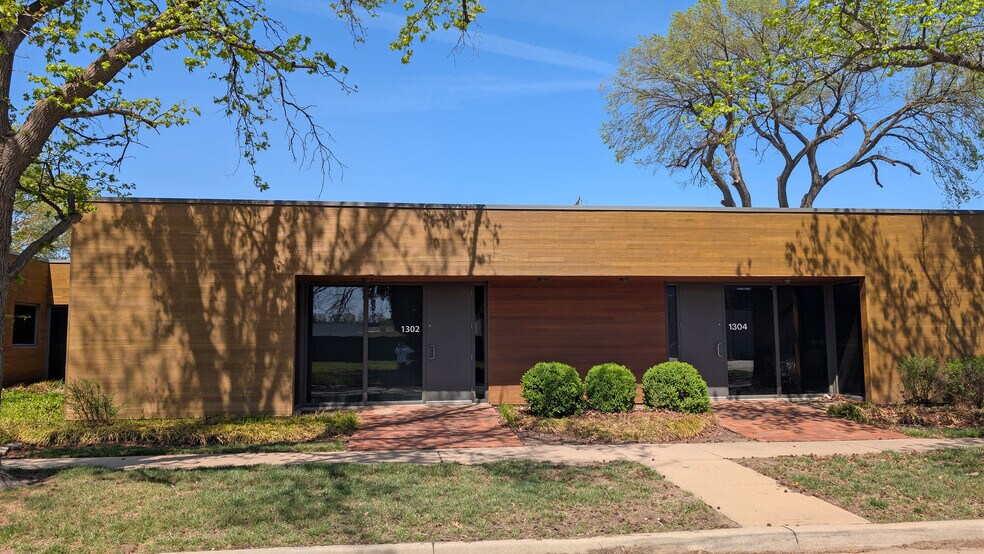 1300 E Lewis St, Wichita, KS à louer - Photo de l’immeuble – Image 1 sur 2