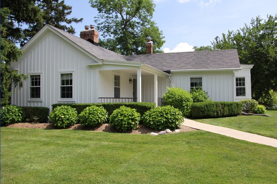 18 Lone Pine Rd, Bloomfield Hills, MI à vendre - Photo principale – Image 1 sur 2