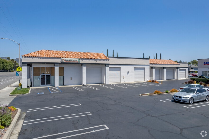 4 BUILDING MULTI-TENANT INDUSTRIAL PARK portefeuille de 4 biens à vendre sur LoopNet.fr - Photo principale – Image 1 sur 1