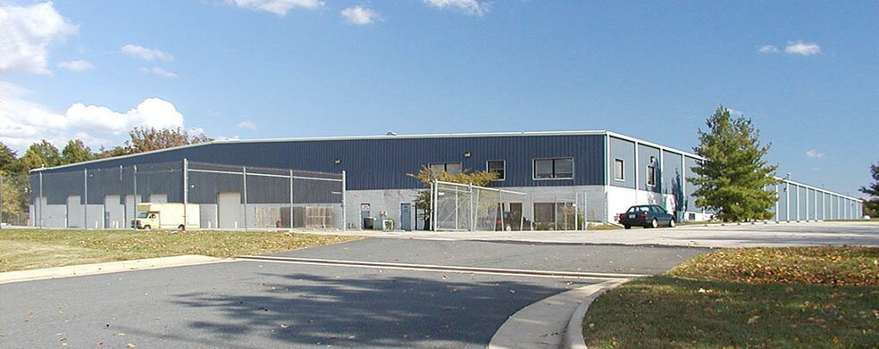 22326 Randolph Dr, Sterling, VA à louer - Photo de l’immeuble – Image 1 sur 2