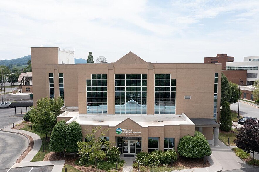 105 W Park Dr, Kingsport, TN à louer - Photo de l’immeuble – Image 2 sur 13