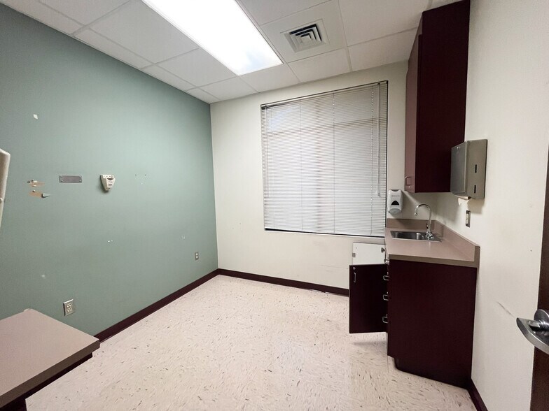 820 S Illinois Ave, Republic, MO à vendre - Photo intérieure – Image 2 sur 45
