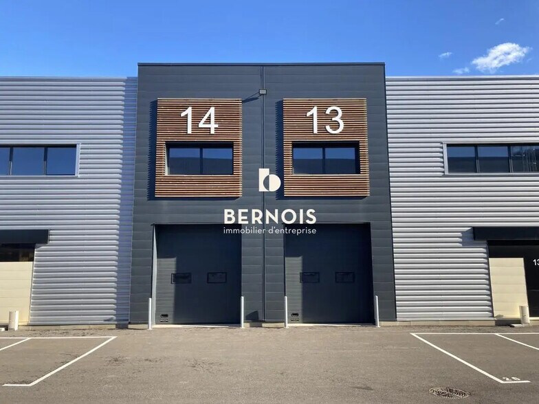 Local d’activités dans Brignoles à louer - Photo de l’immeuble – Image 2 sur 19