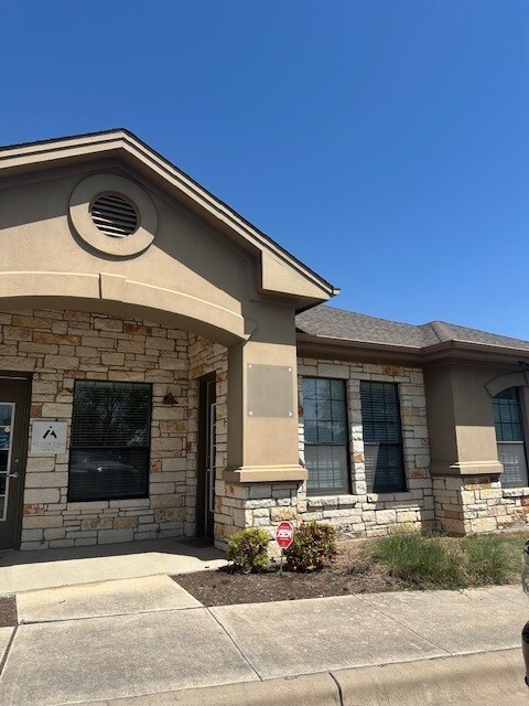 187 Elmhurst Dr, Kyle, TX à louer Photo de l’immeuble– Image 1 sur 8