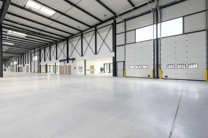 Local d’activités dans Le Bourget à louer - Photo intérieure – Image 2 sur 12