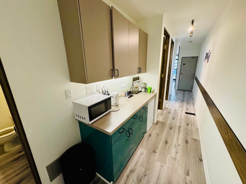 1611 Bloor St W, Toronto, ON à vendre - Photo de l’immeuble – Image 3 sur 13