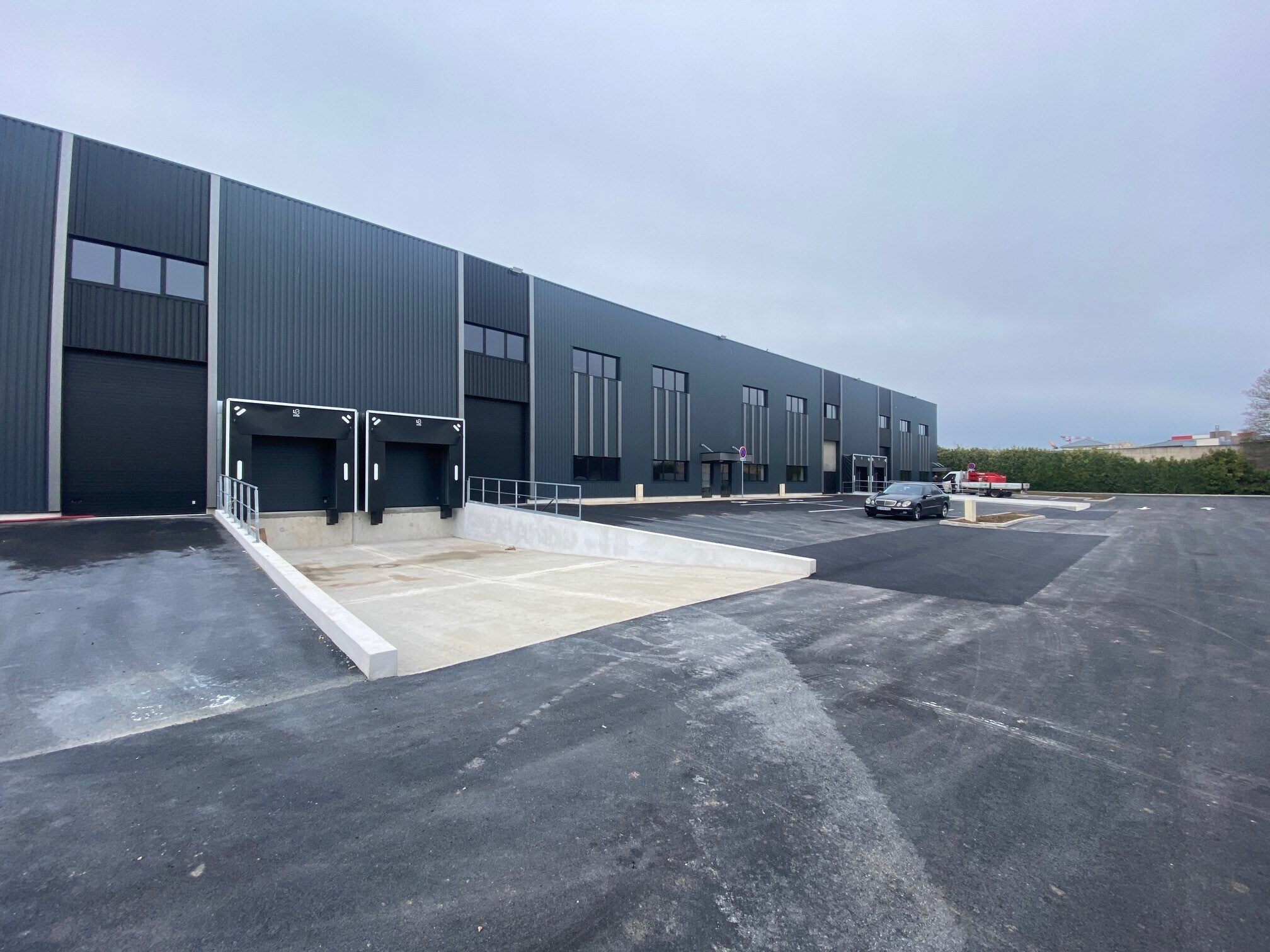 Local d’activités dans Cergy à louer Photo principale– Image 1 sur 14