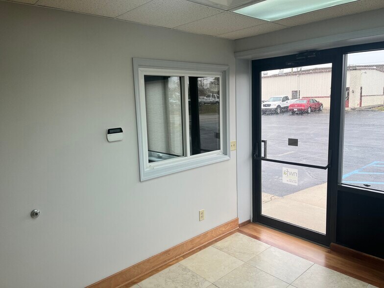 6215 Discount Dr, Fort Wayne, IN à louer - Photo de l’immeuble – Image 3 sur 12