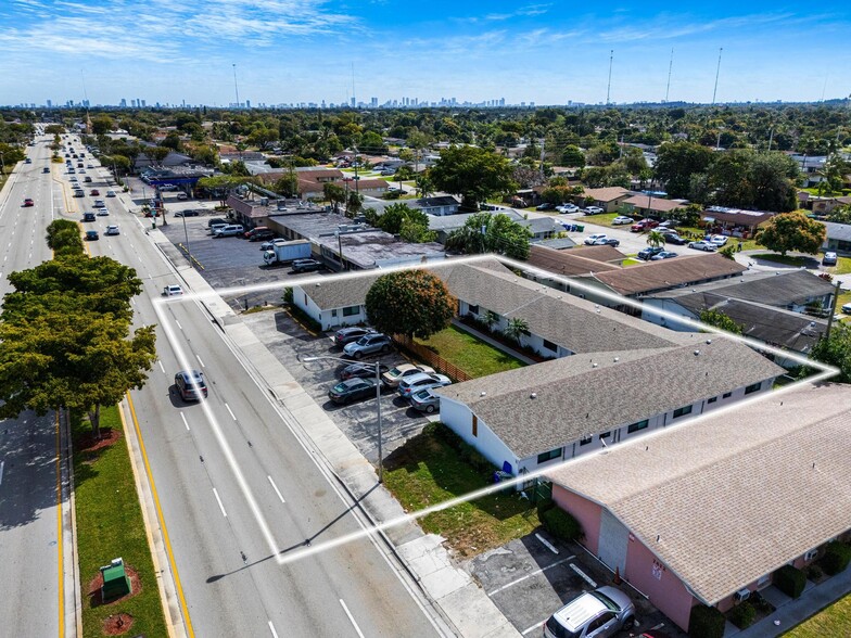 7606 Pembroke Rd, Miramar, FL à vendre - Photo de l’immeuble – Image 1 sur 47