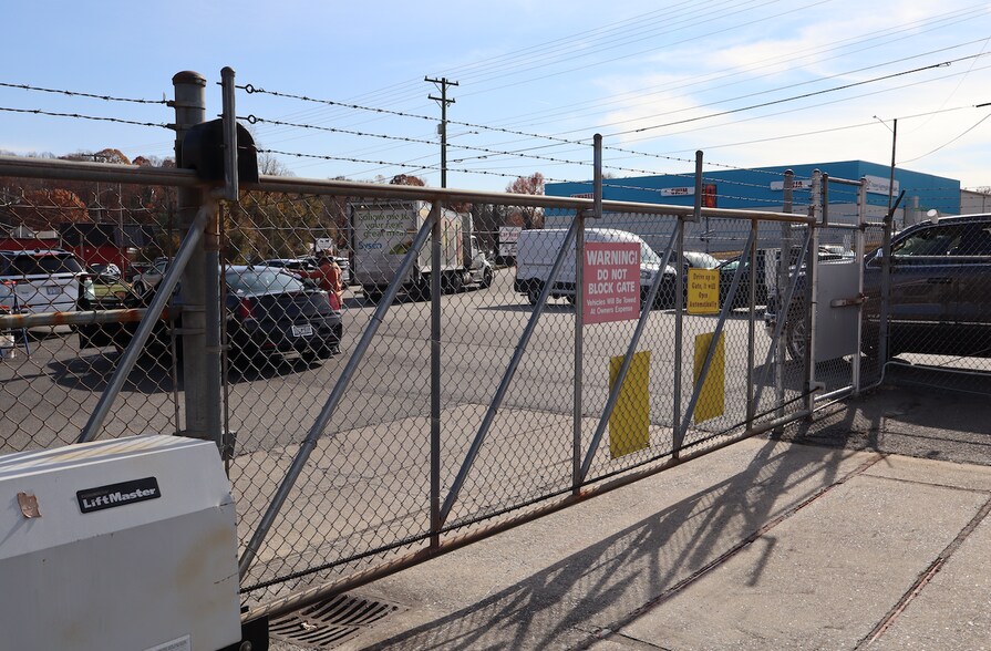 4889 Country Club Rd, Winston-Salem, NC à vendre - Photo de l’immeuble – Image 2 sur 4