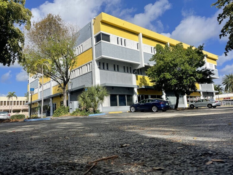 2020 NE 163rd St, North Miami Beach, FL à louer - Photo principale – Image 1 sur 8