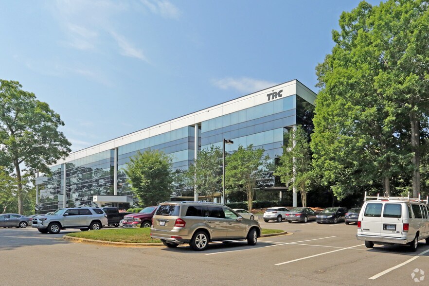 5540 Centerview Dr, Raleigh, NC à louer - Photo de l’immeuble – Image 2 sur 5