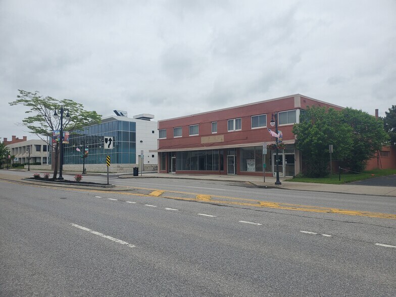 215 E Main St, Batavia, NY à louer - Photo de l’immeuble – Image 1 sur 13