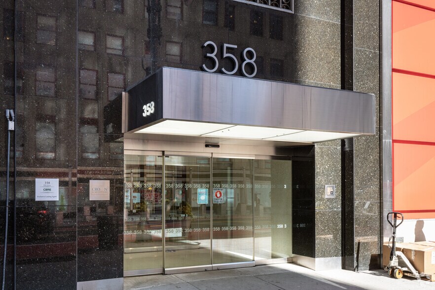 358 Fifth Ave, New York, NY à louer - Photo de l’immeuble – Image 2 sur 8