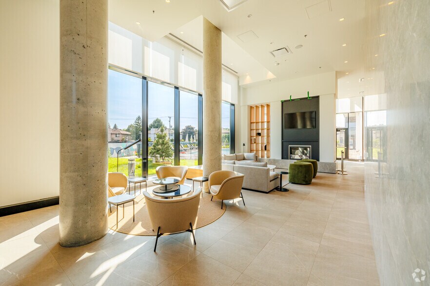 880 Av Carson, Dorval, QC à louer - Hall d’entrée – Image 3 sur 5