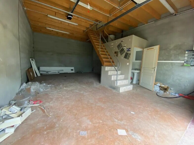 Local d'activités dans Saint-Genis-Laval à vendre - Photo de l’immeuble – Image 2 sur 6