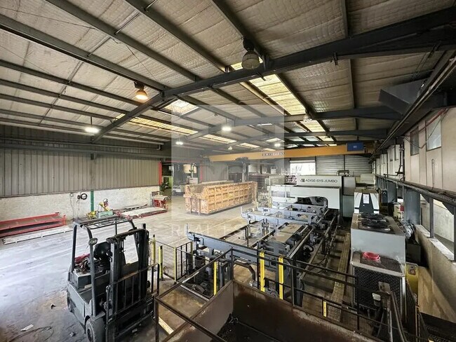 Plus de détails pour Local d’activités à vendre