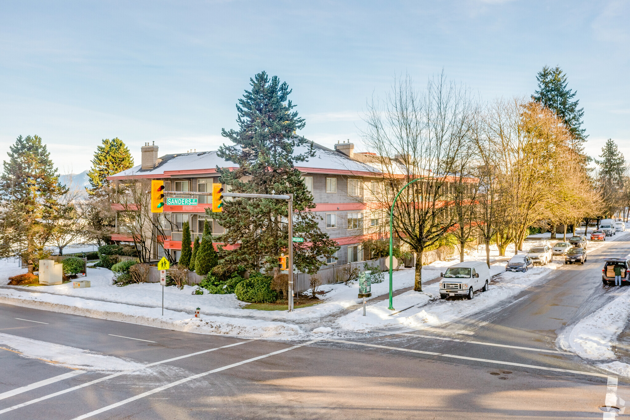 4951 Sanders St, Burnaby, BC à vendre Photo de l’immeuble– Image 1 sur 5