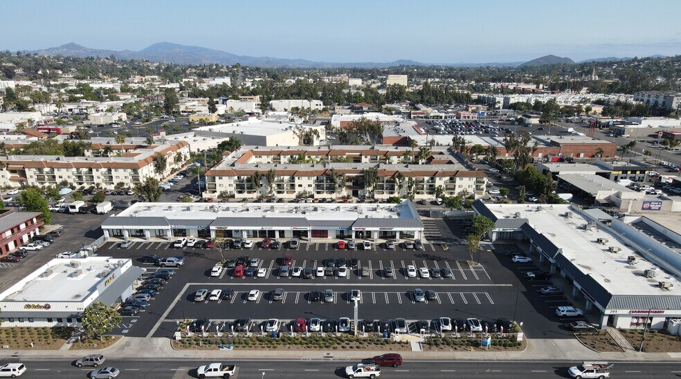 205 W Mission Ave, Escondido, CA à louer - Photo de l’immeuble – Image 2 sur 18