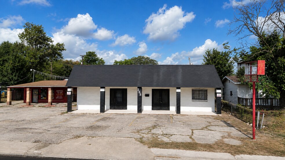 755 N General McMullen Dr, San Antonio, TX à louer - Photo de l’immeuble – Image 2 sur 20