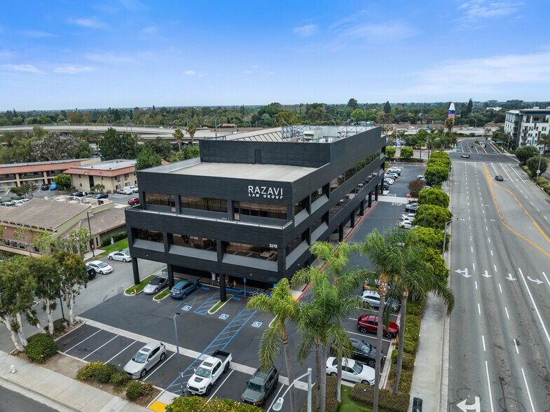 2670 N Main St, Santa Ana, CA à louer - Photo de l’immeuble – Image 1 sur 8
