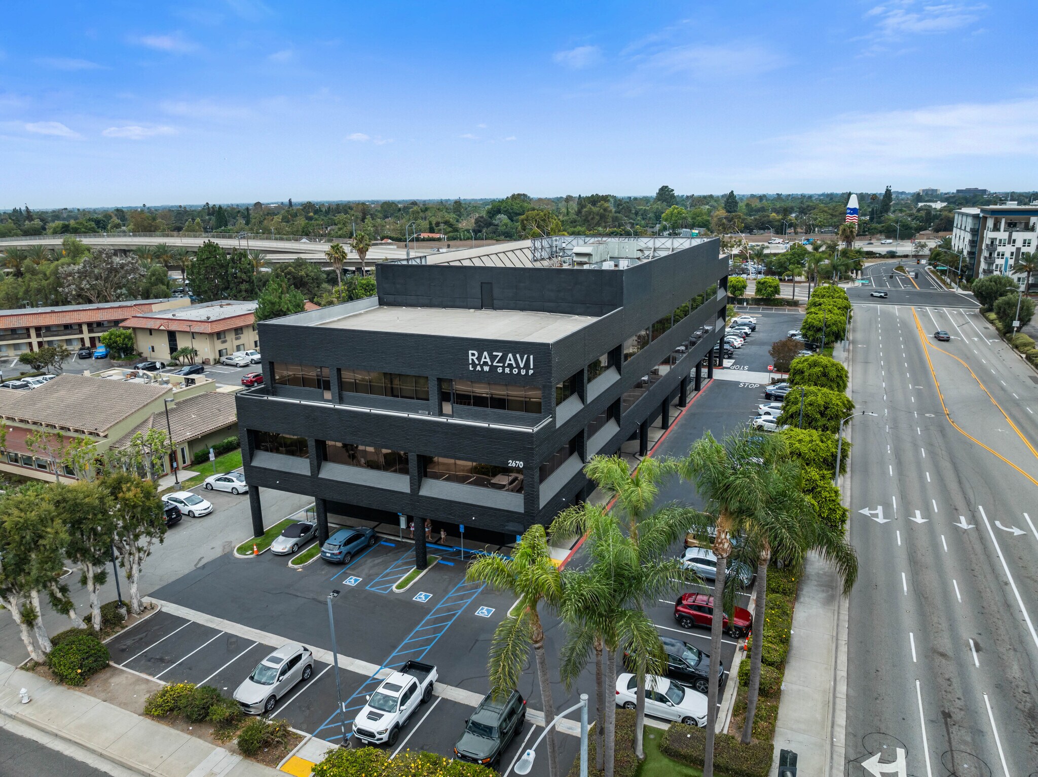 2670 N Main St, Santa Ana, CA à louer Photo de l’immeuble– Image 1 sur 9