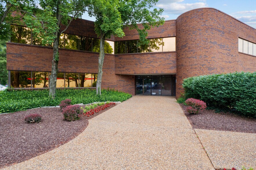 141 Market Place Dr, Fairview Heights, IL à vendre - Photo de l’immeuble – Image 2 sur 28