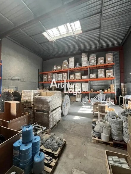 Local d’activités dans Mandelieu-la-Napoule à louer - Photo de l’immeuble – Image 2 sur 7