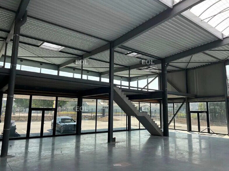 Industriel/Logistique dans NEUVILLE-EN-FERRAIN à louer - Photo de l’immeuble – Image 2 sur 4