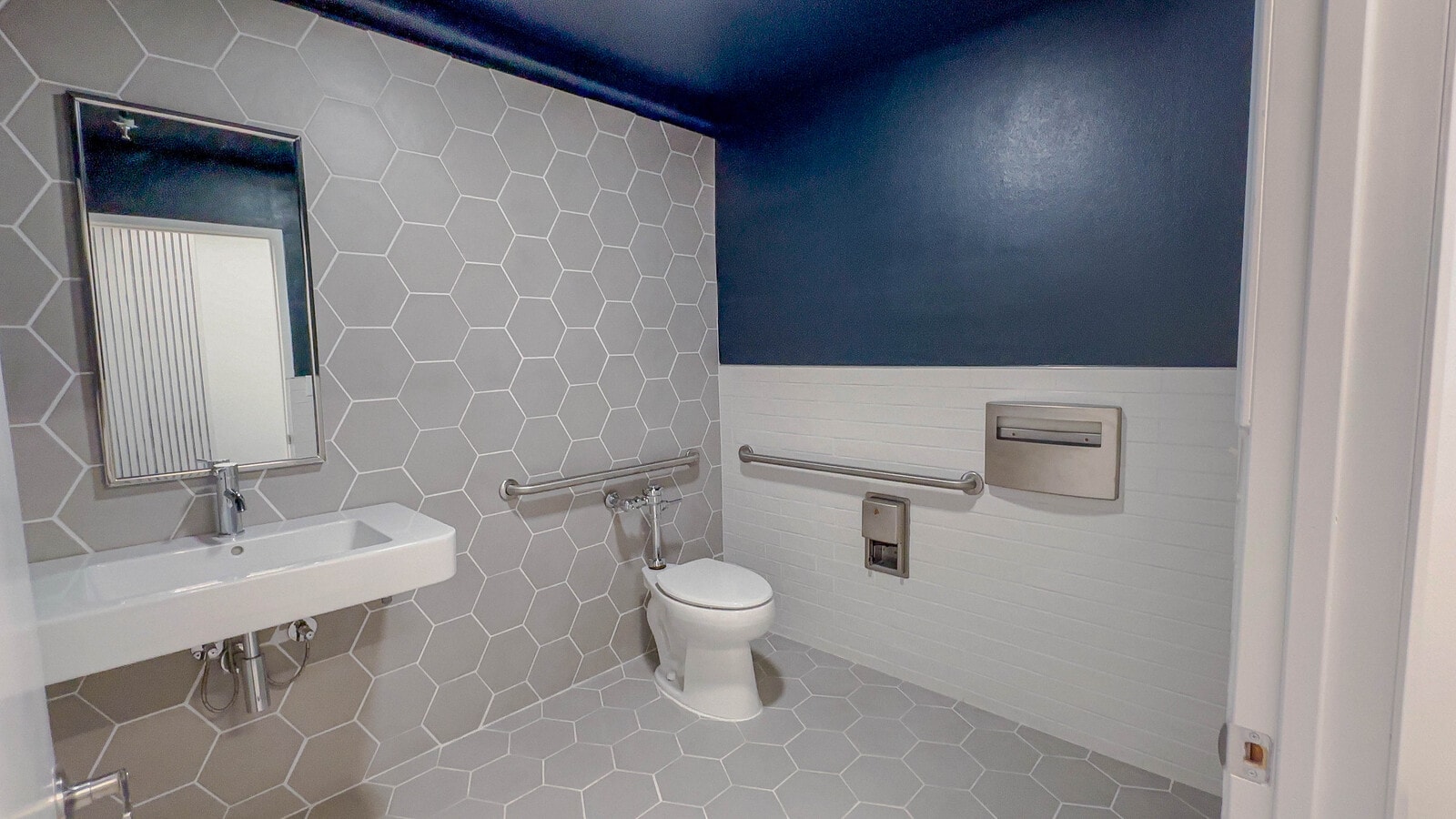340 Rancheros Dr, San Marcos, CA 92069 - Lot 176-178 - - Photo intérieure - Image 2 of 8