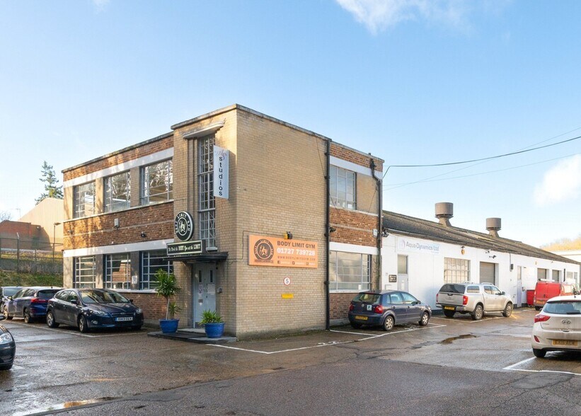 156 St. Albans Rd, Sandridge à louer - Photo de l’immeuble – Image 2 sur 4
