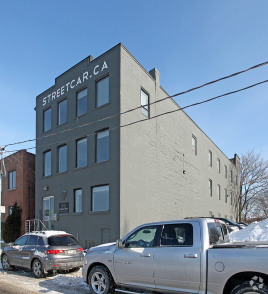 43 Davies Ave, Toronto, ON à louer - Photo de l’immeuble – Image 2 sur 6
