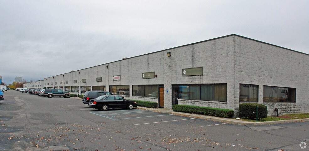2231 Fifth Ave, Ronkonkoma, NY à louer - Photo de l’immeuble – Image 1 sur 14