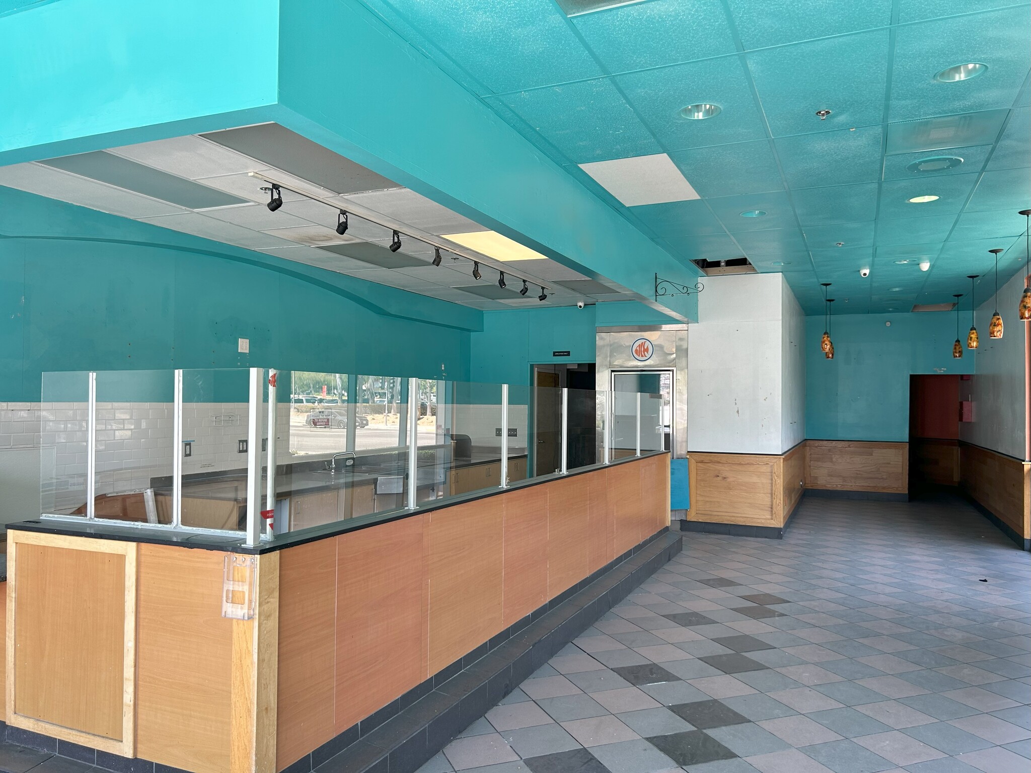525 E Hospitality Ln, San Bernardino, CA à louer Photo de l’immeuble– Image 1 sur 5