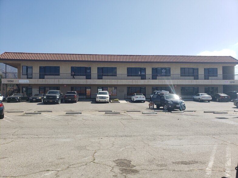 13741 Foothill Blvd, Sylmar, CA à louer - Photo de l’immeuble – Image 2 sur 11