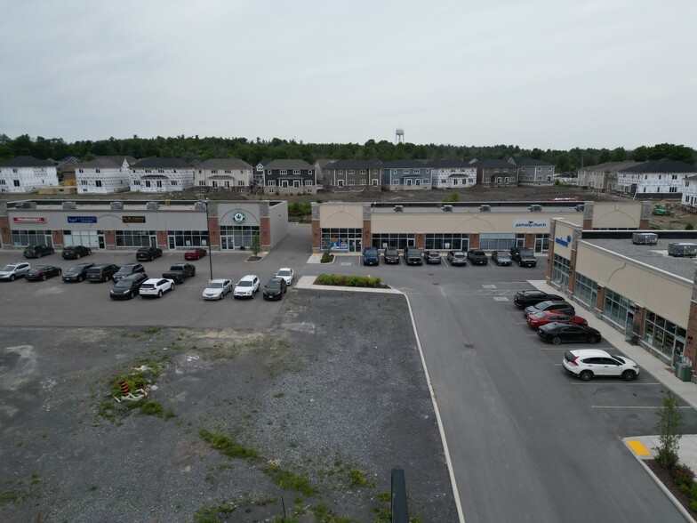 220 Main St, Loyalist, ON à louer - Photo de l’immeuble – Image 3 sur 4