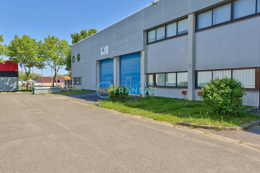 Local d’activités dans Collégien à louer - Photo de l’immeuble – Image 1 sur 4