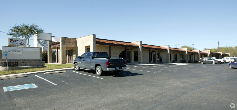 3859 E Southcross Blvd, San Antonio, TX à louer - Photo principale – Image 2 sur 2